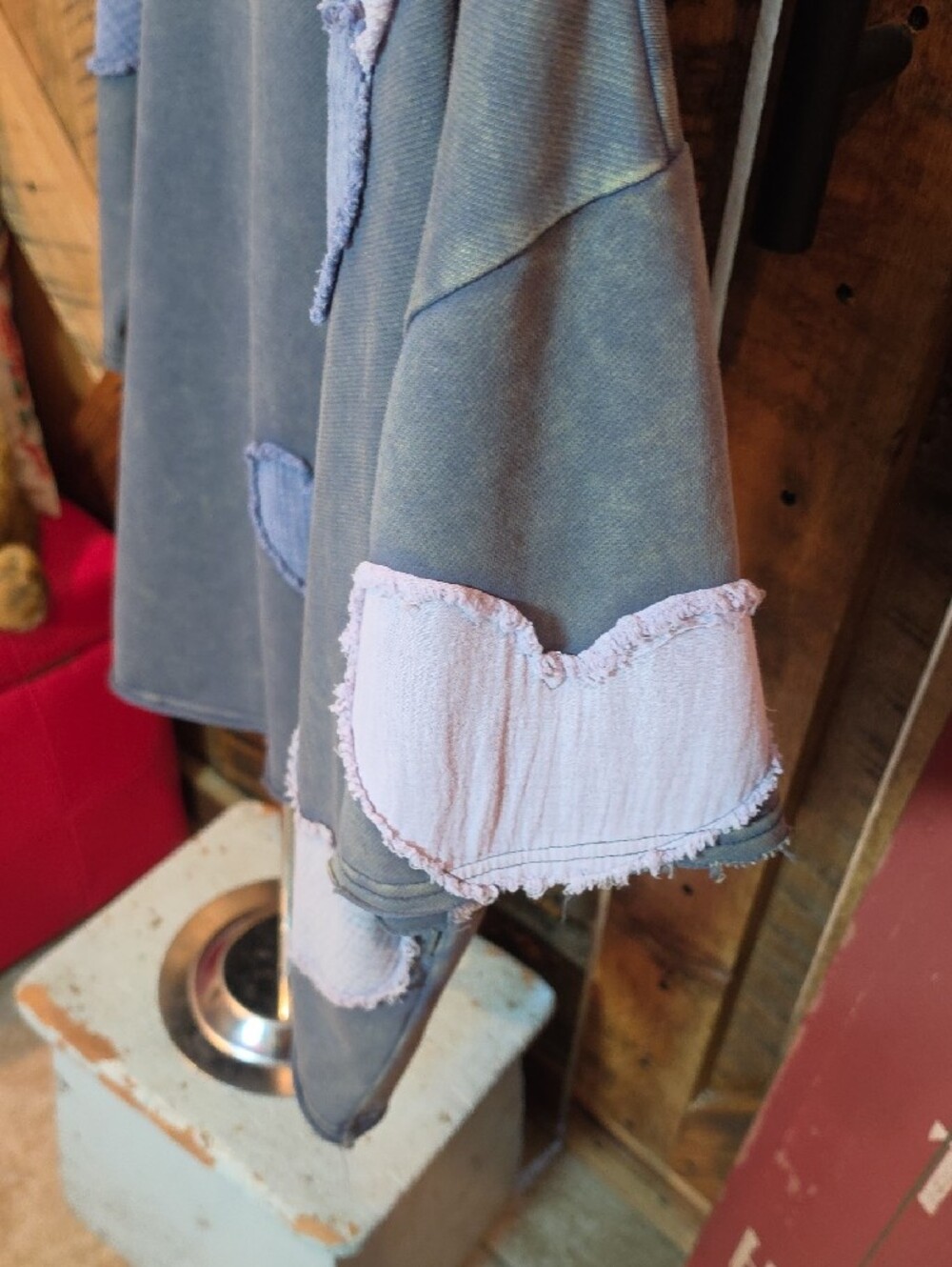 157p Oli & Hali Gray Short-Sleeve Tee with Pink & Lavender Heart Patches - Picture 4 of 9